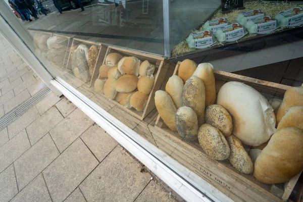 Pane Uova Nella Vetrina Negozio Mentre Prezzi Dei Prodotti Alimentari — Foto Stock