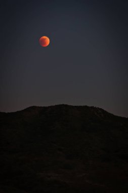 Los Angeles, Kaliforniya 'da gece gökyüzünün gizemli bir görüntüsü.