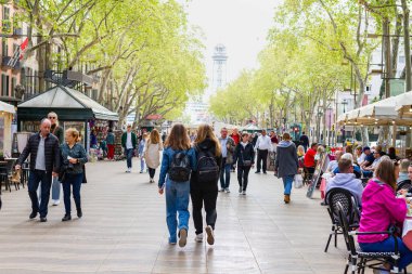 BARCELONA, SPAIN - 10 Nisan 2022: Barcelona 'nın en işlek sokağı olan Barcelona' daki La Rambla).