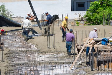 İnşaat işçileri inşaat halindeki bir binada çalışırken