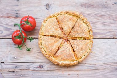 Geleneksel turta, ahşapla kaplanmış pizza.