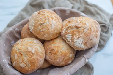 Yuvarlak ekmeğin sepette yakın plan çekimi.