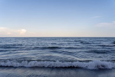 Sabahleyin kıyıda dalgaların yakın çekimi.