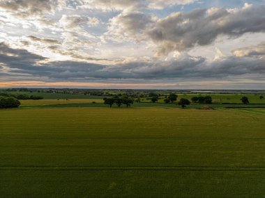 Fırtına sonrası dramatik akşam bulutları ile yeşil Felixstowe sahalarının manzarası