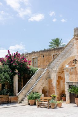 Yunanistan 'daki Agia Triada Manastırı' ndaki paslı merdivenin yumuşak mavi gökyüzünün altındaki dikey görüntüsü