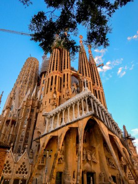İspanya 'nın Barcelona kentindeki ünlü Sagrada Familia kilisesinin dikey çekimi.