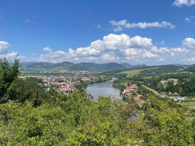 Bulutlu bir günde vadide dağlarla çevrili küçük bir kasabanın hava manzarası..