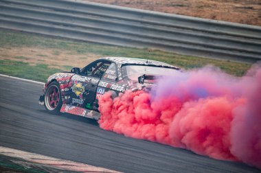 Nissan Silvia S14 pistte sürüklenen çıkartmalarla dolu