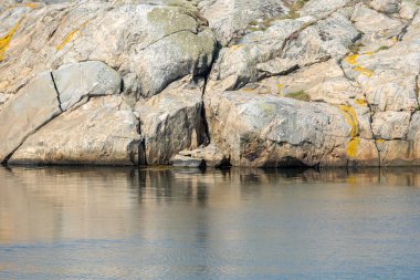 Göteborg 'un kuzeyindeki kıyı şeridi, takımadanın manzarası. Kayalıklar ve deniz. İsveç 'te güzel bir yaz günü. Metin için yer, kopyalama alanı.