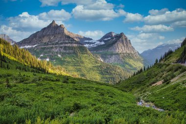 Dağlık bir manzaranın güzel bir görüntüsü.