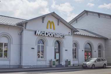 McDonald 's restoranının girişi. Beyaz bina.