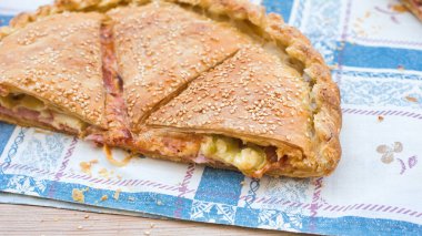 Geleneksel turta, ahşapla kaplanmış pizza.