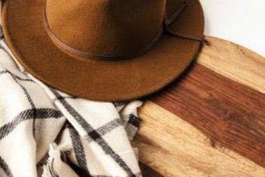 Beyaz arka planda bir şapka ve kumaşın üst görüntüsü