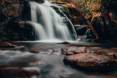 Gün ışığında bir şelalenin güzel manzarası