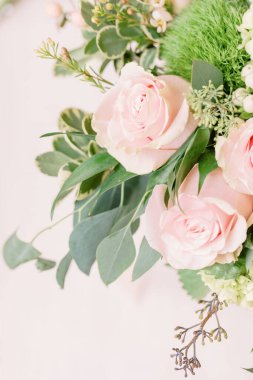 Düğün buketinin detaylarının seçici bir odak noktası.