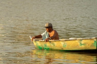 Teknede bir balıkçı, Kuching, Sarawak, Malezya