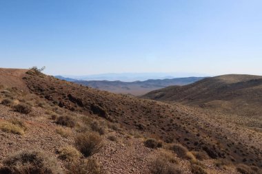 Bazı dağların güzel bir görüntüsü. Kısmen kayalar ve kuru bitkilerle kaplı..
