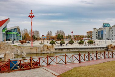 Nehir kenarındaki oyun parkının güzel bir manzarası.