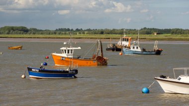 Bazı tekneler Old Felixstowe, Suffolk, İngiltere 'deki bir marinada demirlemiş.