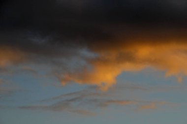 Bulutlar, Okyanus yakınlarındaki Günbatımında Renkli Bulutlar