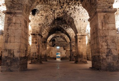 Hırvatistan 'ın Split kentindeki Diocletian Sarayı' nın mahzeninde antik Roma zeytinyağı presi