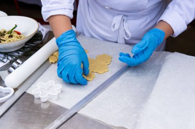 Çiçek kalıbıyla makarna kesen tanınmamış bir aşçı. Geleneksel İtalyan mutfağı, kopyalama alanı