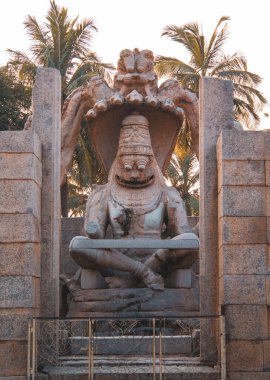 Hindistan, Karnataka, Hampi 'deki tapınak harabelerinde Narasimha heykelinin dikey çekimi