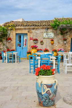 Marzameni, Sicilya, İtalya 'da bir açık hava restoranının dikey görüntüsü.