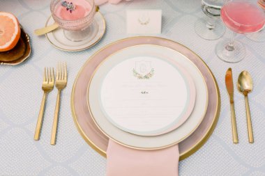 Bir düğün töreninin zarif sofra takımının üst görüntüsü.