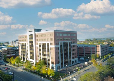 Mavi bulutlu gökyüzünün altındaki binaların güzel manzarası
