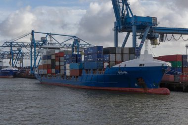 Rotterdam, Hollanda limanında kargo yüklü bir geminin görüntüsü.