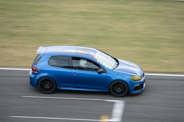 Yarış pistinde altıncı nesil Volkswagen Golf R GTI