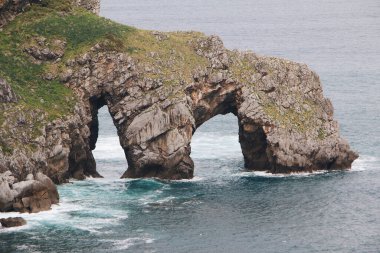 Gaztelugatxe adasının kayalıkları. Bermeo, Bask Ülkesi, İspanya.