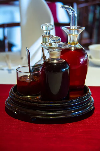 Close Vertical Bebidas Chinesas Tradicionais Uma Superfície Vermelha Restaurante — Fotografia de Stock