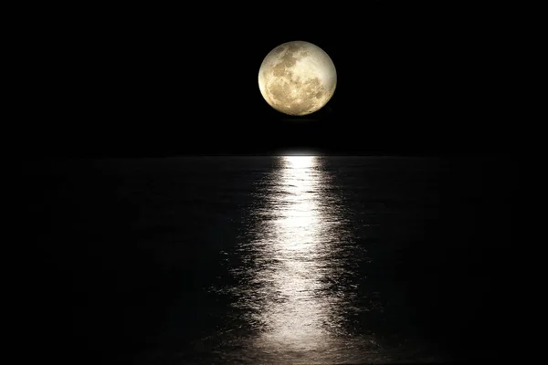 在海上漆黑的夜空中 一轮美丽的满月拍了下来 — 图库照片