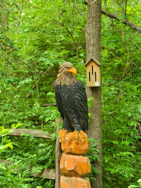 Plan Vertical Une Statue Aigle Dans Jardin Ferme Pour Enfants — Photo