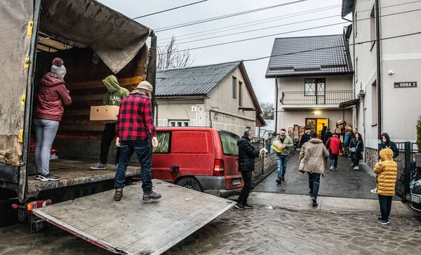 Los Voluntarios Ucranianos Ayudan Cargar Descargar Distribuir Ayuda Entregada Ucrania — Foto de Stock