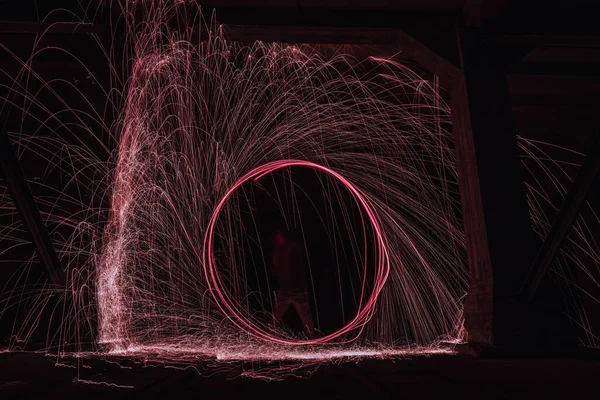 Uomo Che Dipinge Una Luce Circolare Con Lana Acciaio — Foto Stock