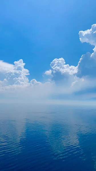 Een Verticaal Shot Van Blauwe Bewolkte Lucht Boven Zee Met — Stockfoto