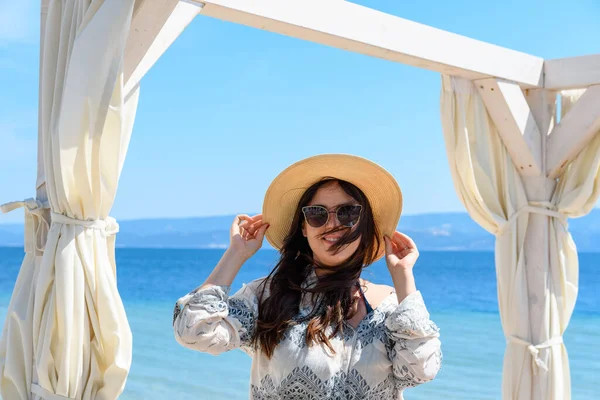 Una Joven Hembra Parada Cenador Madera Playa Día Soleado — Foto de Stock