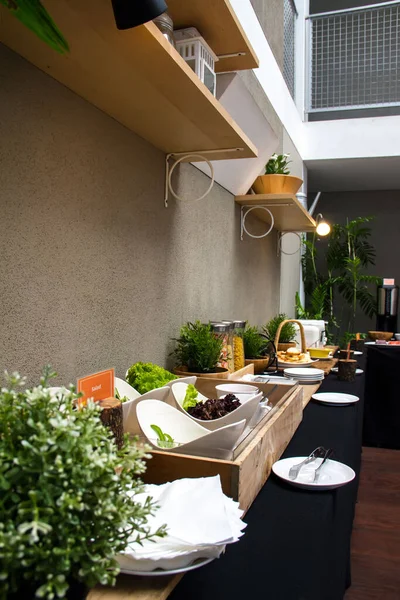 Ein Vertikaler Schuss Frischer Salate Einem Restaurant Eines Hotels — Stockfoto