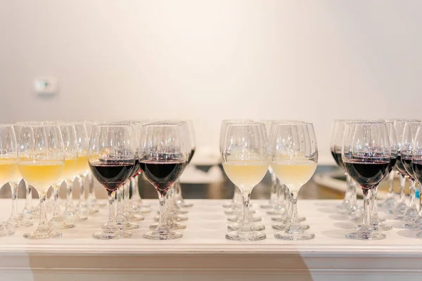Beyaz Bir Masanın Üzerinde Şarap Kadehleriyle Çeşitli Içkilerin Sığ Odak — Stok fotoğraf