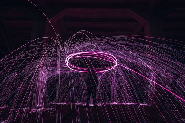 Muž Malující Kruhovým Světlem Ocelovou Vlnu — Stock fotografie