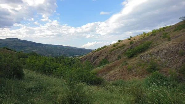 Eine Bergige Landschaft Mit Blauem Himmel Hintergrund — Stockfoto