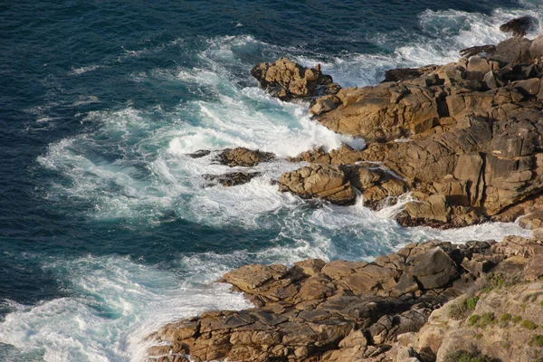 Grandes Olas Espumosas Salpicando Las Rocas Costa Del Mar Día —  Fotos de Stock