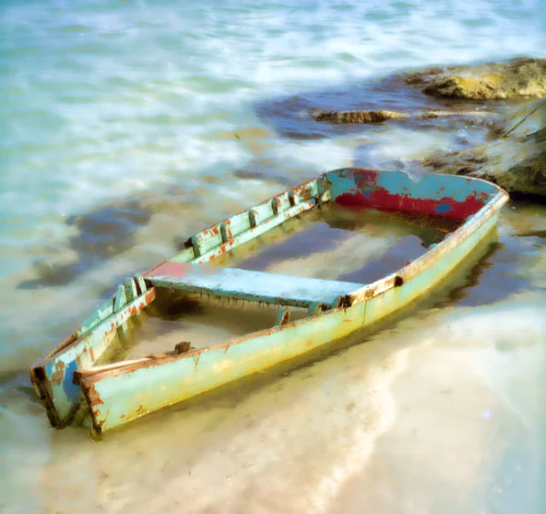 Velho Barco Madeira Abandonado Uma Margem Lago — Fotografia de Stock