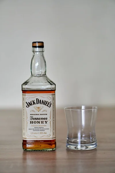 Close Jack Daniels Tennessee Mel Whiskey Garrafa Copo Vazio Uma — Fotografia de Stock