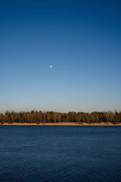 Plan Vertical Rivière Dniepr Contre Ciel Bleu Avec Pleine Lune — Photo