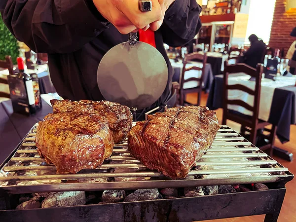 牛肉の肉はAsadoと呼ばれるアルゼンチンのスタイルに従って焼きます 牛肉の2つの異なる部分は 調理を暖かく保つためにグリルで提供 — ストック写真