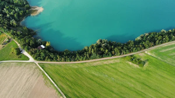 Prado Hierba Verde Con Río Que Pasa Por Río Krems — Foto de Stock